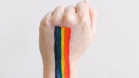 Mano con colores LGTBI 