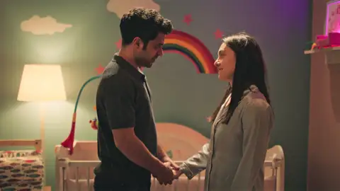 Gülben le confiesa a Esat que no puede tener más suerte de tener a alguien como él a su lado: "Tengo lo que siempre he soñado" Gülben le confiesa a Esat que no puede tener más suerte de tener a alguien como él a su lado: "Tengo lo que siempre he soñado"