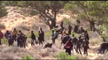 Las imágenes difundidas por Marruecos del intento de salto a la valla de Melilla Las imágenes difundidas por Marruecos del intento de salto a la valla de Melilla