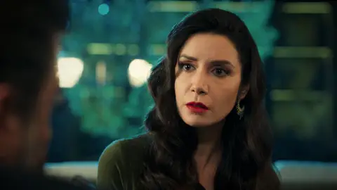 Akif no está dispuesto a renunciar a Suzan: "Estoy loco por ti" Akif no está dispuesto a renunciar a Suzan: "Estoy loco por ti"