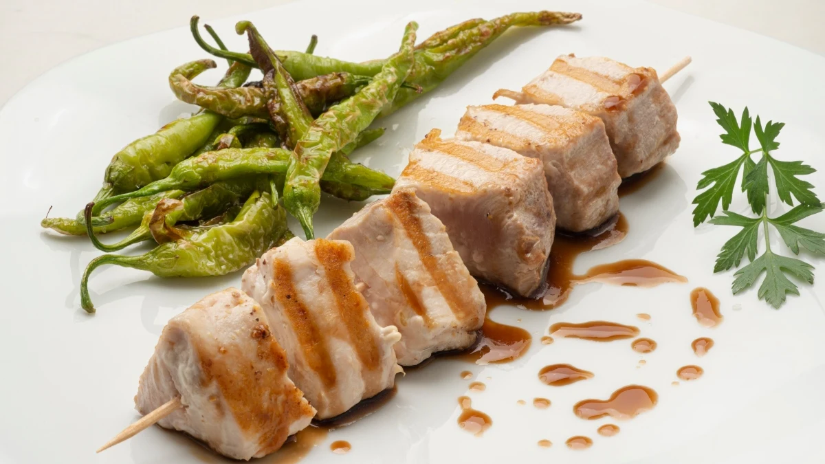 Argui&ntilde;ano cierra la temporada con la receta de brocheta de bonito con salsa teriyaki y guindillas