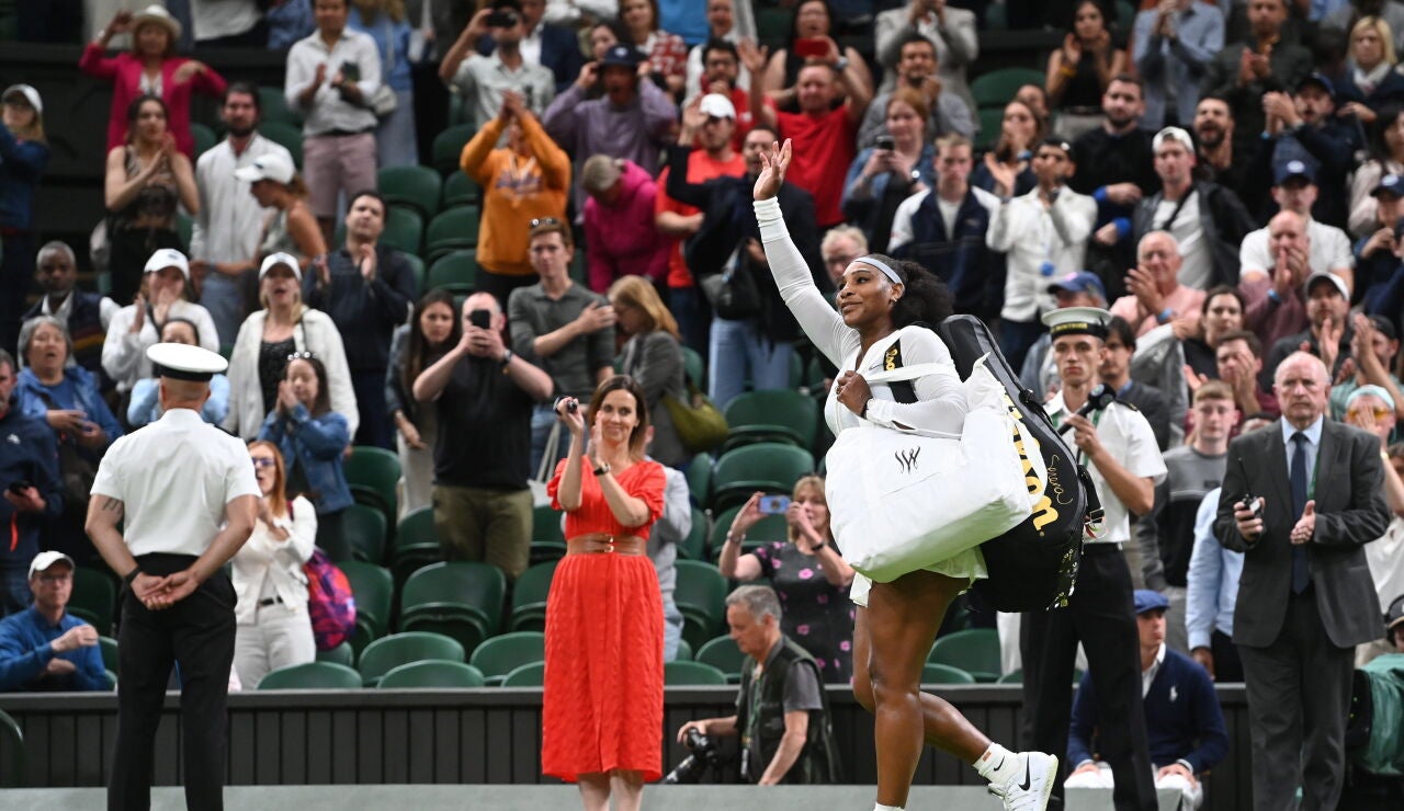 Serena Williams saluda al público de Wimbledon tras su derrota