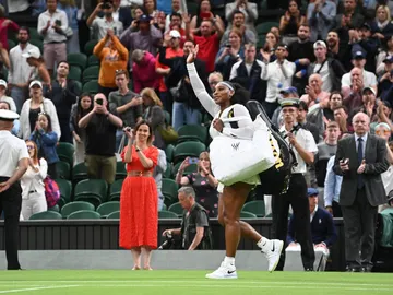 Serena Williams saluda al público de Wimbledon tras su derrota Serena Williams saluda al público de Wimbledon tras su derrota