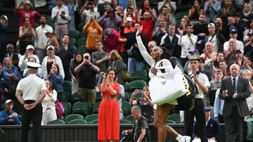 Serena Williams saluda al público de Wimbledon tras su derrota Serena Williams saluda al público de Wimbledon tras su derrota
