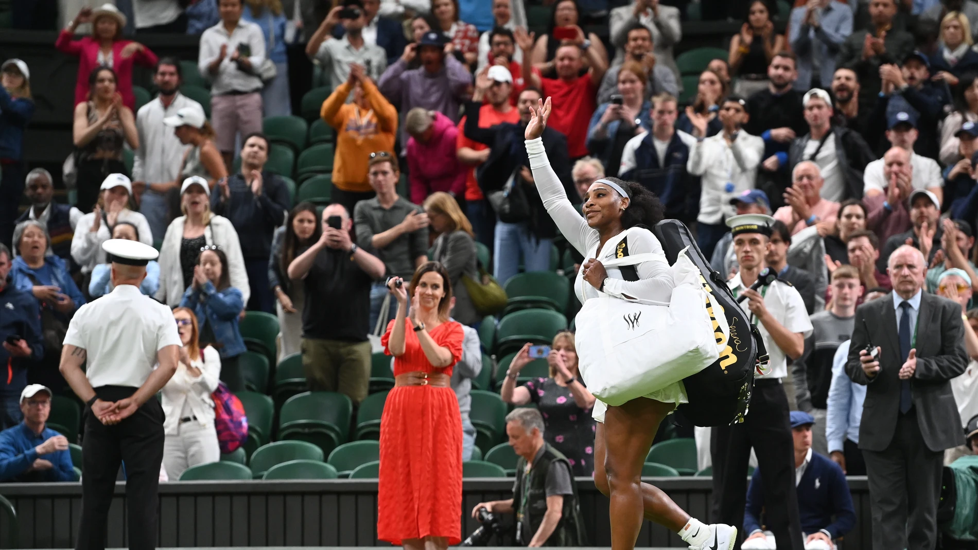 Serena Williams saluda al público de Wimbledon tras su derrota
