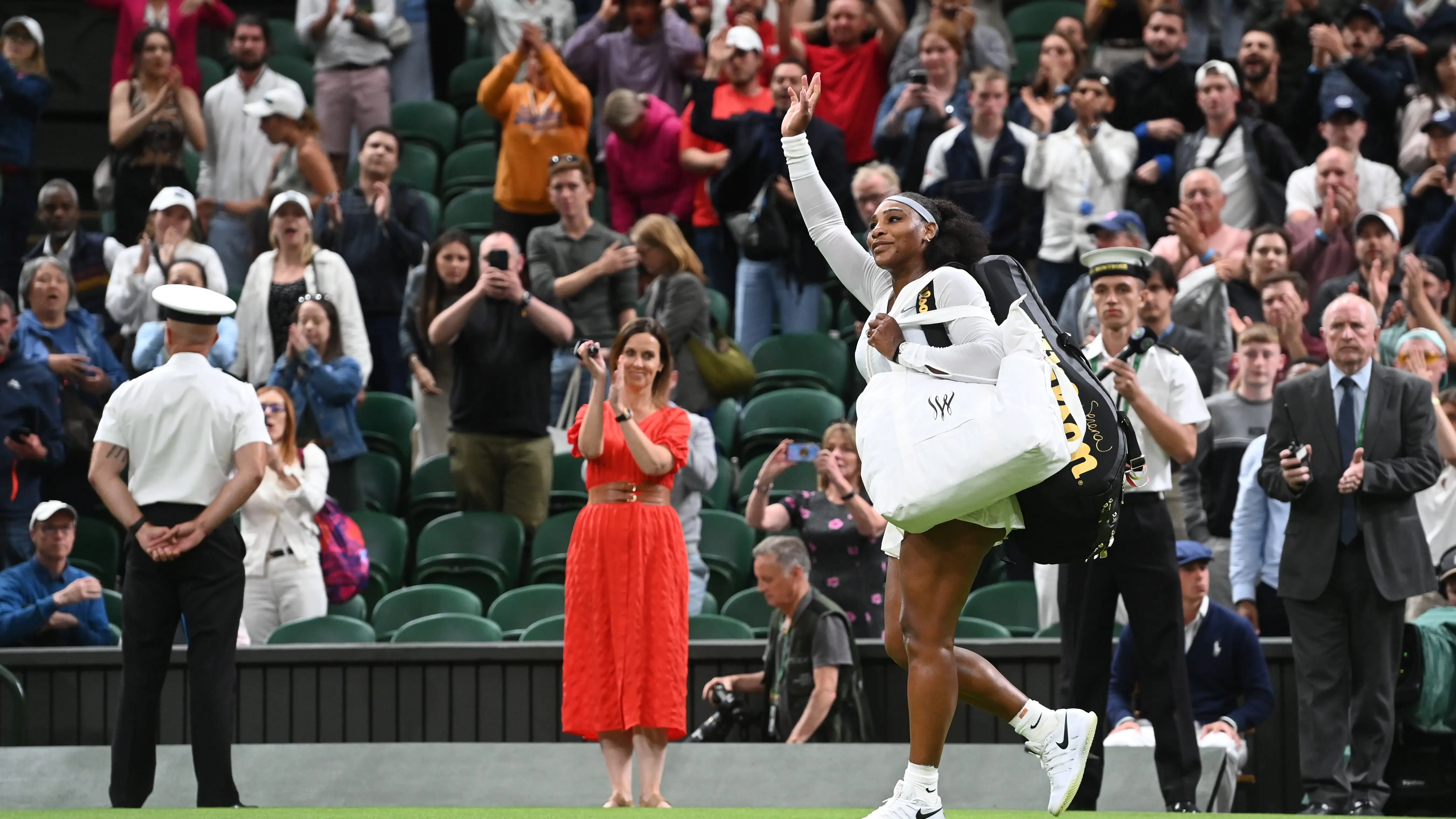 Serena Williams saluda al público de Wimbledon tras su derrota Serena Williams saluda al público de Wimbledon tras su derrota
