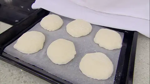 Corta en 6 porciones, amasa y deja que repose otra vez Corta en 6 porciones, amasa y deja que repose otra vez