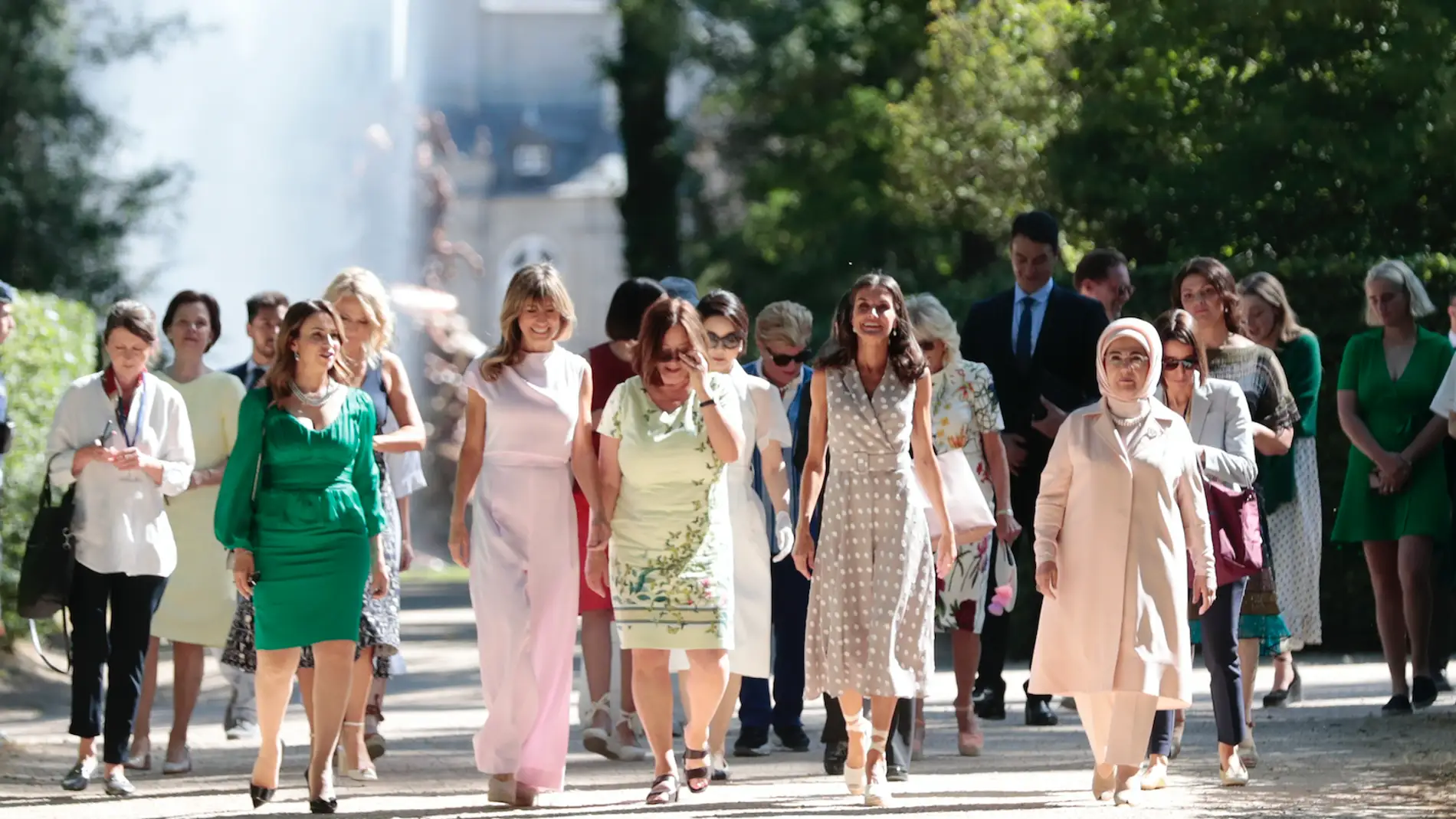 La reina Letizia junto a las primeras damas