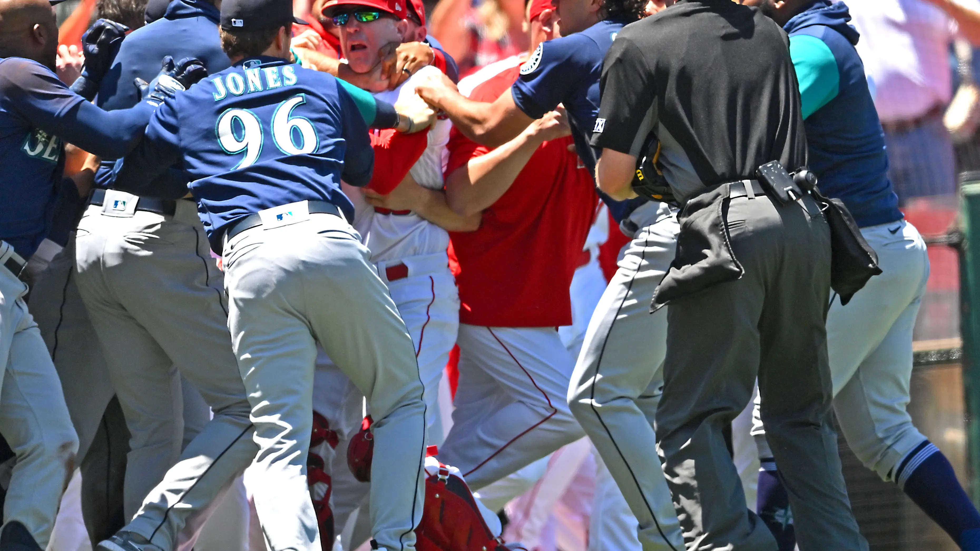 Los Angeles Angels y los Seattle Mariners protagonizan la pelea más salvaje de la temporada en la MLB Los Angeles Angels y los Seattle Mariners protagonizan la pelea más salvaje de la temporada en la MLB
