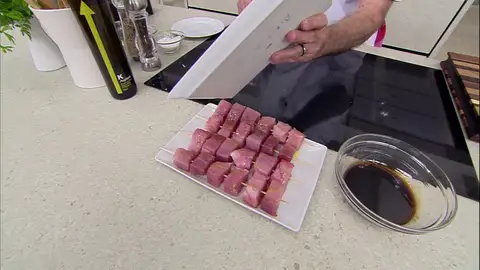 Prepara los pinchos de bonito y sazona Prepara los pinchos de bonito y sazona