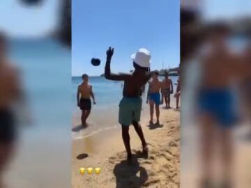 Camavinga emula a Haaland jugando con niños en la playa... ¡y se lleva un balonazo en la cara!