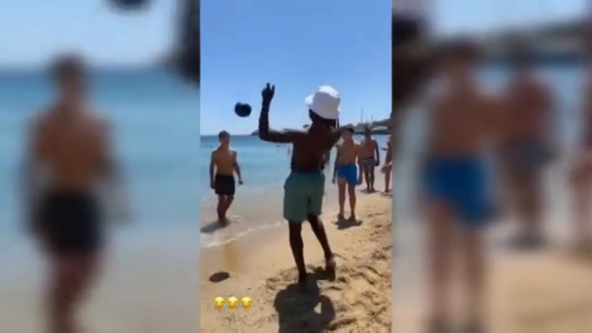 Camavinga emula a Haaland jugando con niños en la playa... ¡y se lleva un balonazo en la cara!