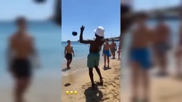 Camavinga emula a Haaland jugando con niños en la playa... ¡y se lleva un balonazo en la cara! Camavinga emula a Haaland jugando con niños en la playa... ¡y se lleva un balonazo en la cara!