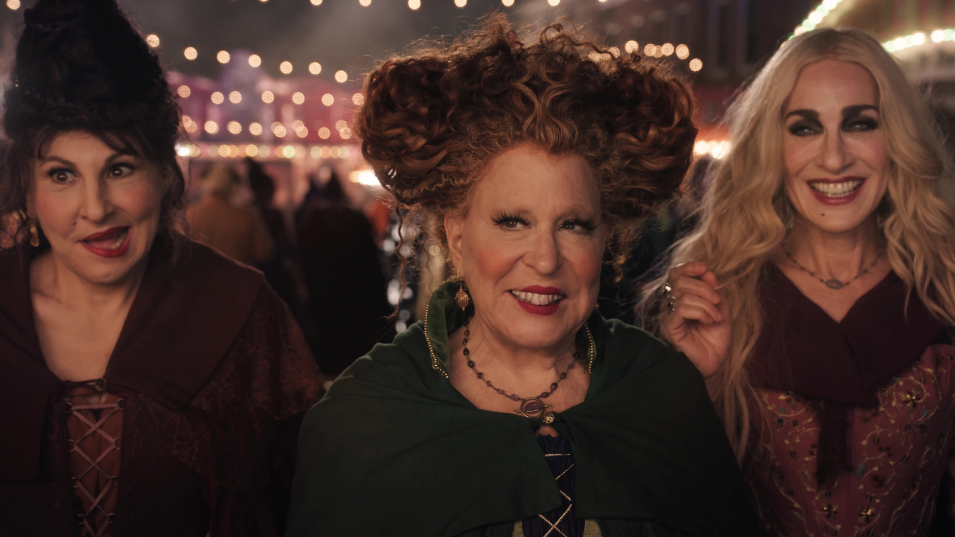 Bette Midler, Sarah Jessica Parker y Kathy Najim en 'El retorno de las brujas 2' Bette Midler, Sarah Jessica Parker y Kathy Najim en 'El retorno de las brujas 2'