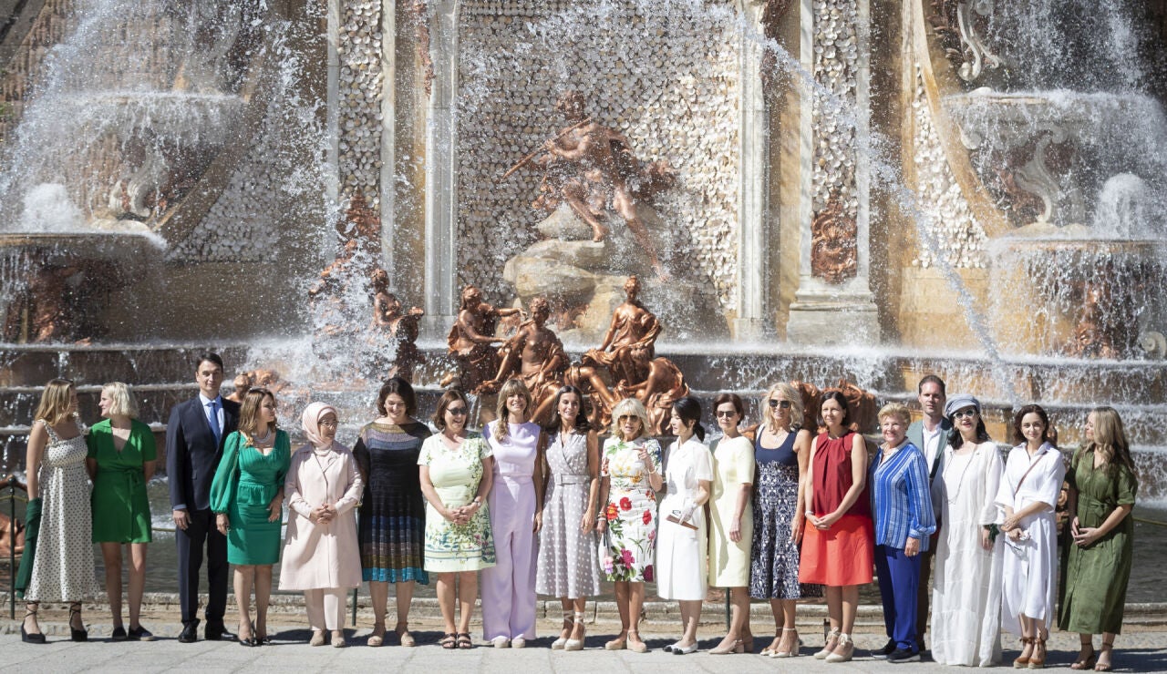 La reina Letizia marca tendencia: las primeras damas de la OTAN llevan alpargatas a su cita de Segovia
