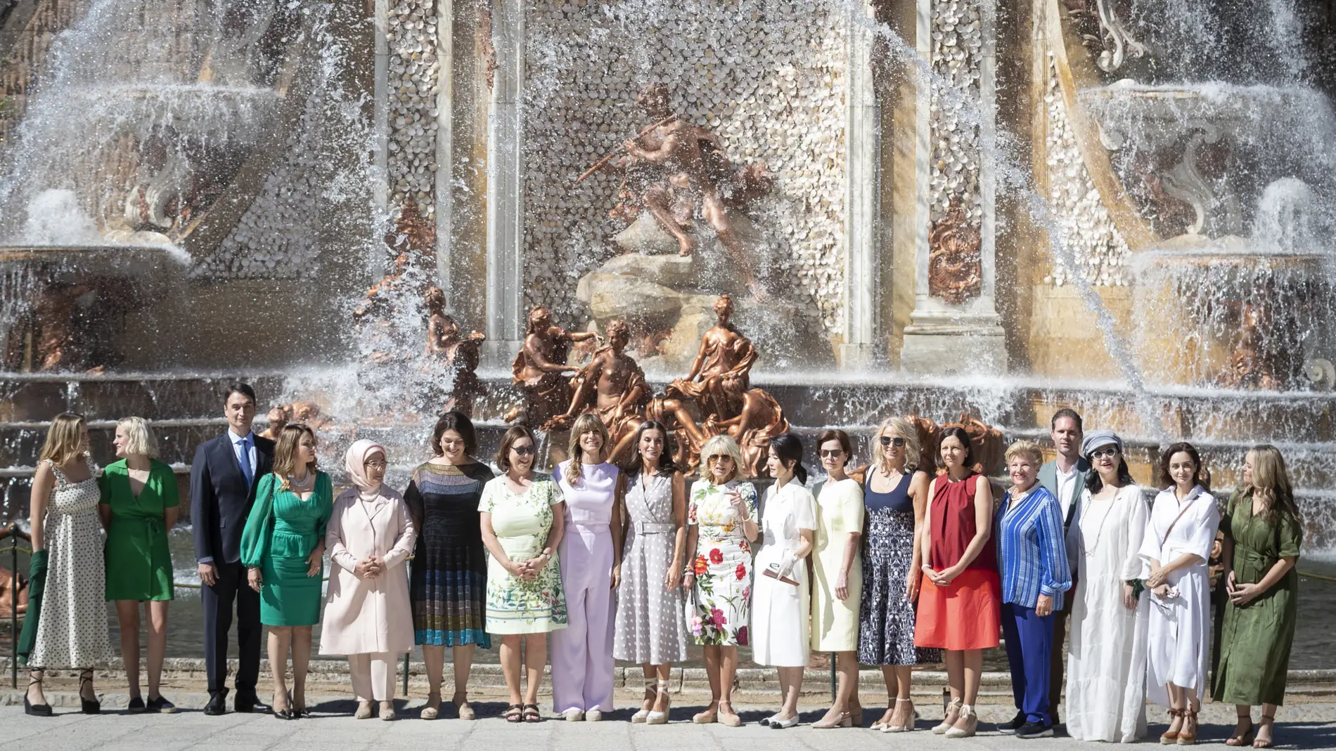 La reina Letizia marca tendencia: las primeras damas de la OTAN llevan alpargatas a su cita de Segovia