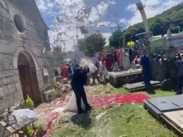 La boda gallega que se está haciendo viral a base tractor y palas de arroz