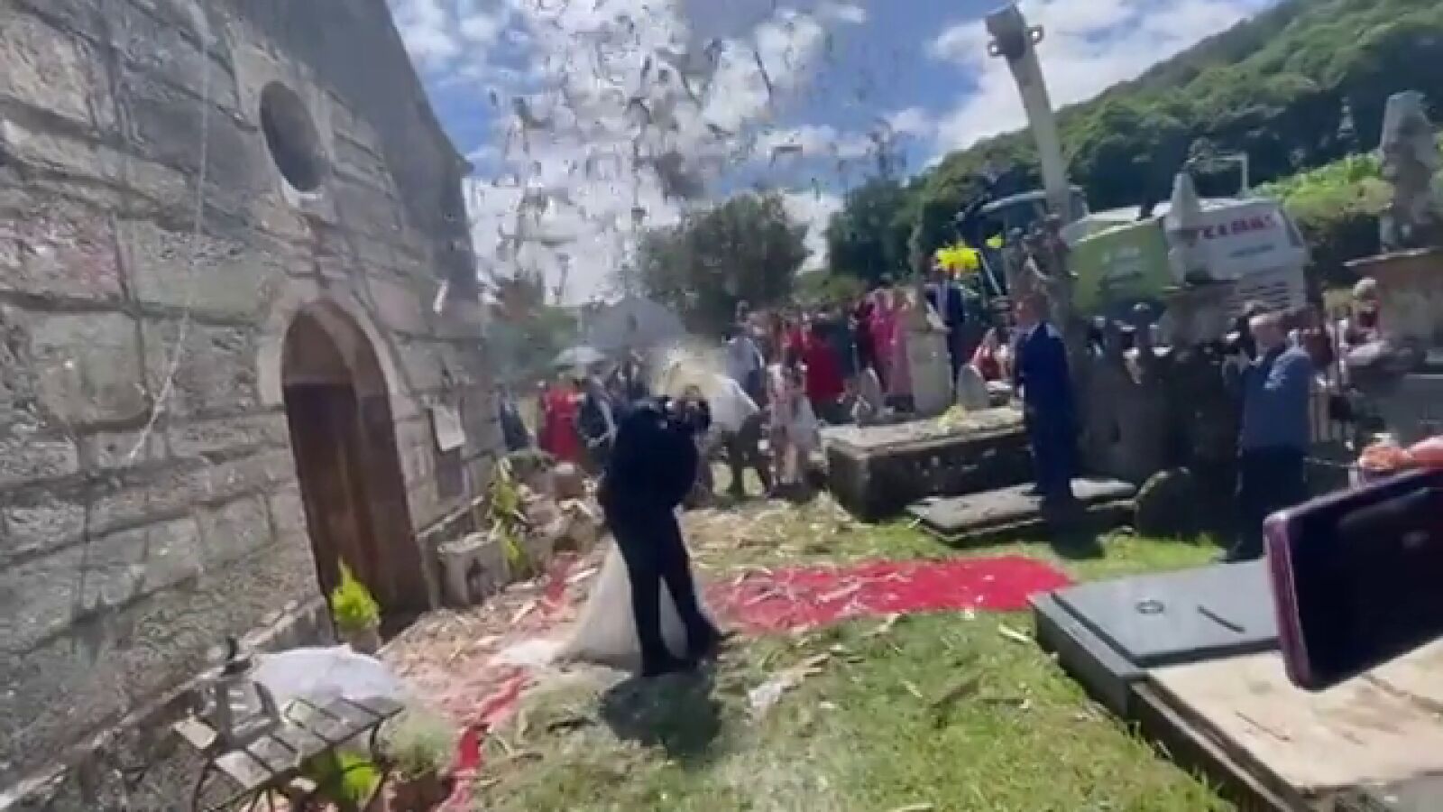 Una boda gallega se vuelve viral después de que los invitados lanzasen arroz a los novios a palazos 