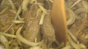 Agrega la cebolla y cocina