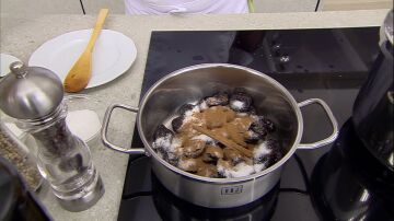 Prepara las ciruelas caramelizadas