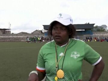 Salama Miruho, la primera entrenadora de un equipo masculino de fútbol en el Congo