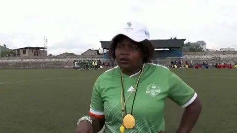 Salama Miruho, la primera entrenadora de un equipo masculino de fútbol en el Congo Salama Miruho, la primera entrenadora de un equipo masculino de fútbol en el Congo