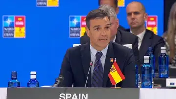 La bandera de España al revés, protagonista de una instantánea junto a Pedro Sánchez
