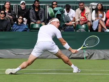 Alejandro Davidovich, en acción en Wimbledon Alejandro Davidovich, en acción en Wimbledon