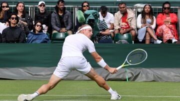 Alejandro Davidovich, en acción en Wimbledon
