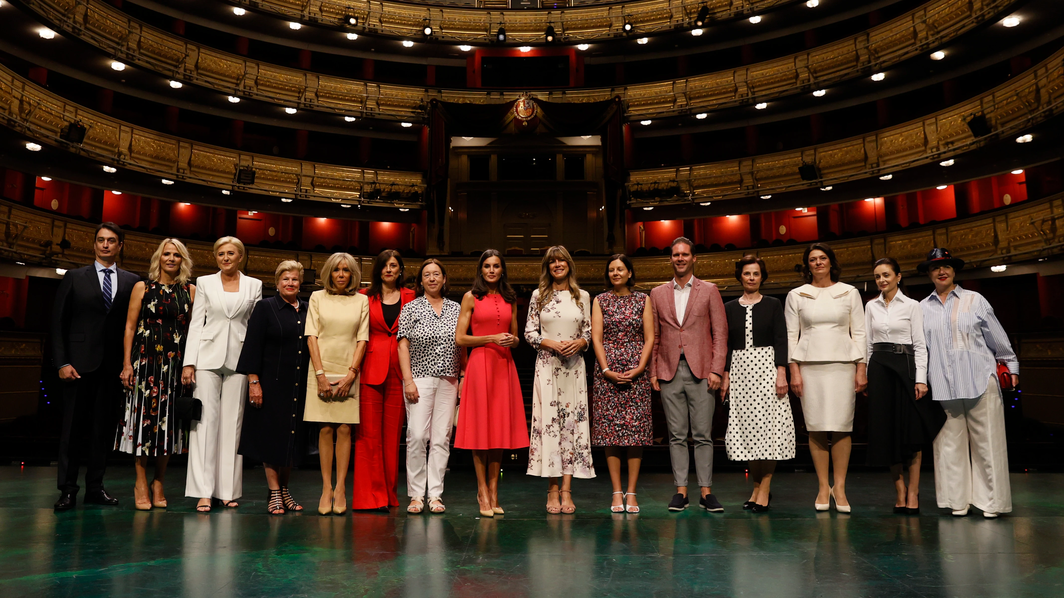 Foto de familia de lOs acompañantes de los líderes de la OTAN Foto de familia de lOs acompañantes de los líderes de la OTAN