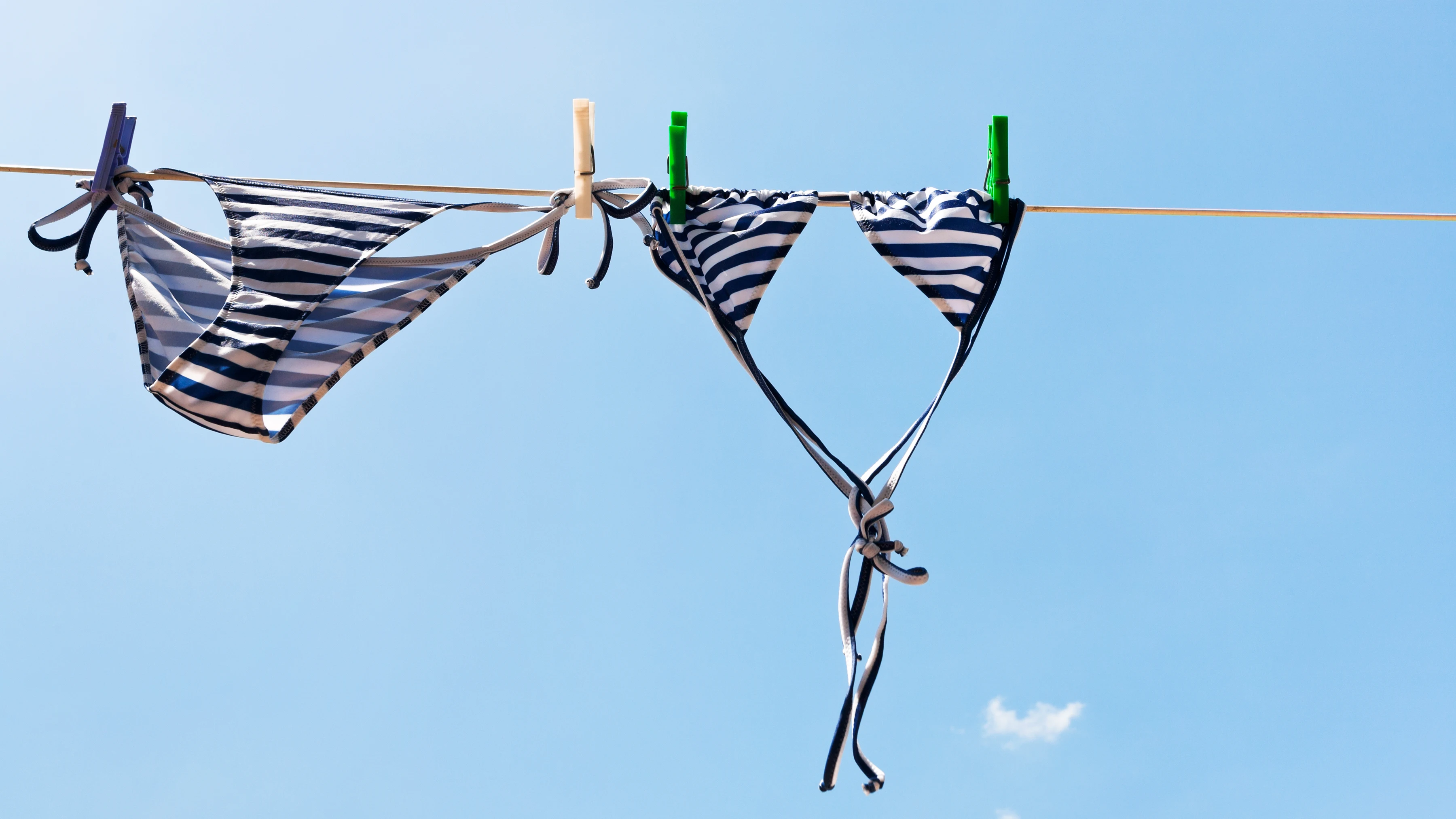 Bikini tendido al sol