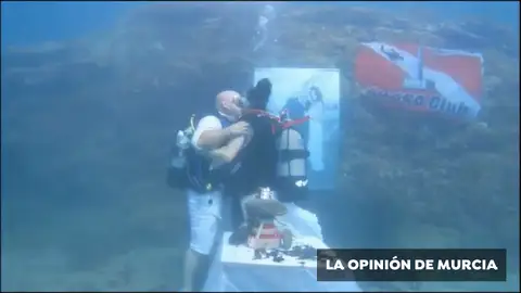Una pareja celebra una boda submarina a seis metros bajo el agua. Una pareja celebra una boda submarina a seis metros bajo el agua.