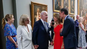 Joe Biden hablando con Pedro Sánchez y su esposa, Begoña Gómez