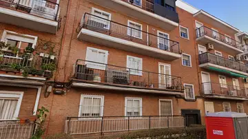 Un niño de casi 3 años, en estado grave, tras caer desde un tercer piso en Carabanchel, Madrid Un niño de casi 3 años, en estado grave, tras caer desde un tercer piso en Carabanchel, Madrid