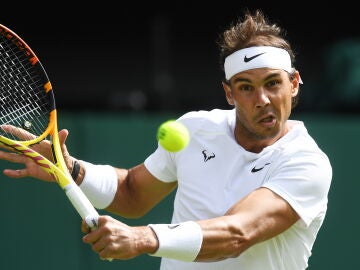 Rafa Nadal golpea una bola en Wimbledon