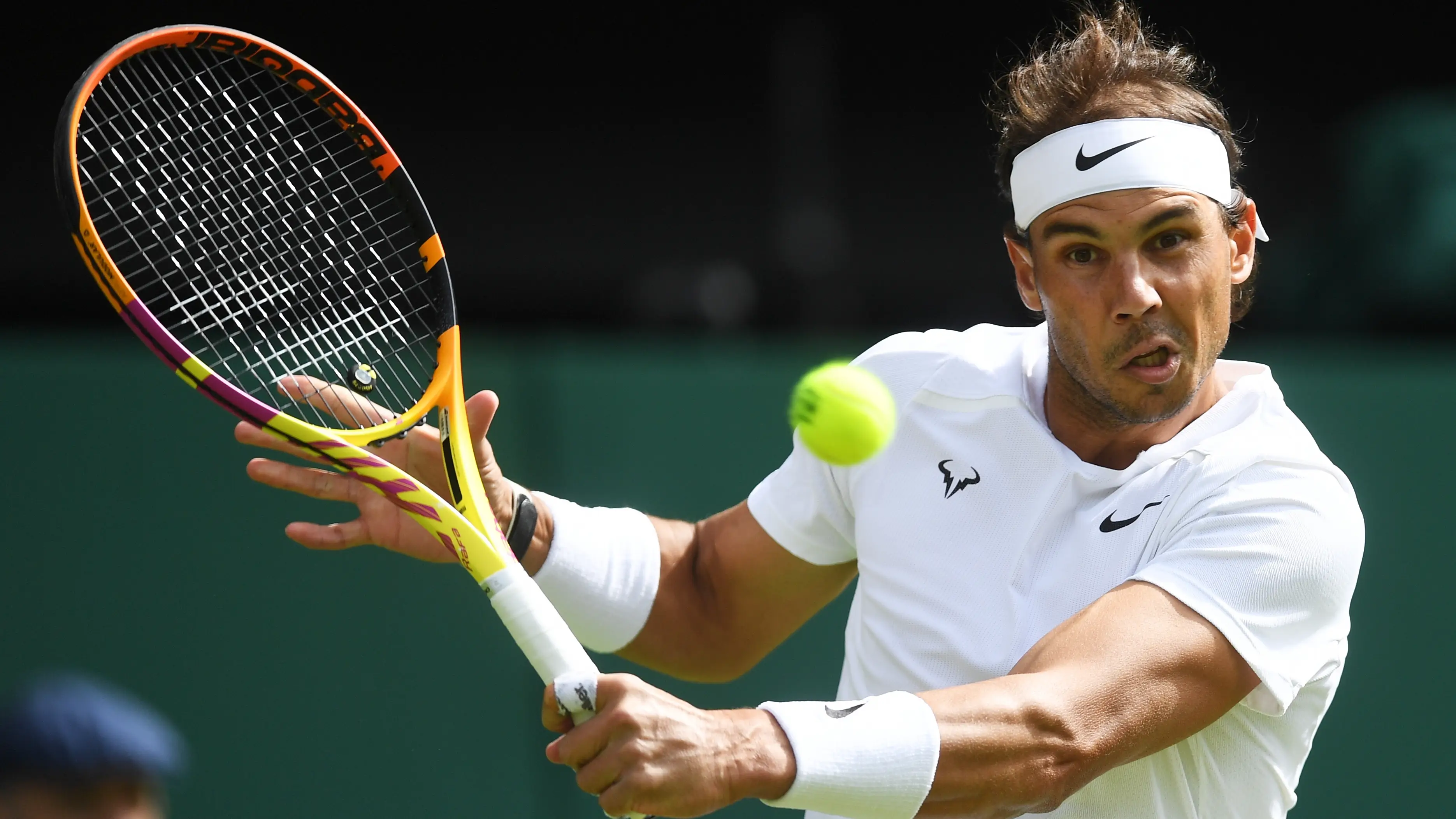 Rafa Nadal golpea una bola en Wimbledon Rafa Nadal golpea una bola en Wimbledon
