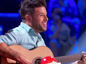 Pablo López improvisa una canción sobre su equipo al completo: “Son almas pequeñitas pero gigantes” Pablo López improvisa una canción sobre su equipo al completo: “Son almas pequeñitas pero gigantes”