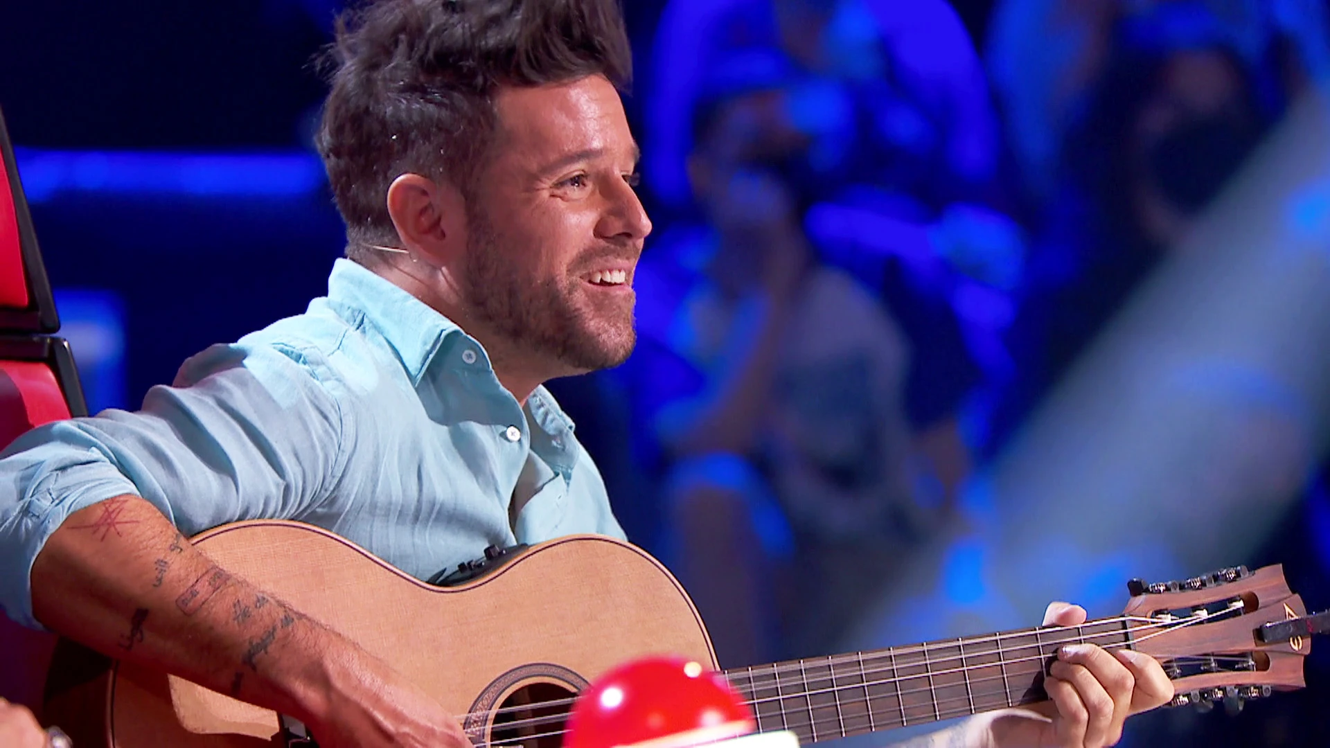 Pablo López improvisa una canción sobre su equipo al completo: “Son almas pequeñitas pero gigantes”