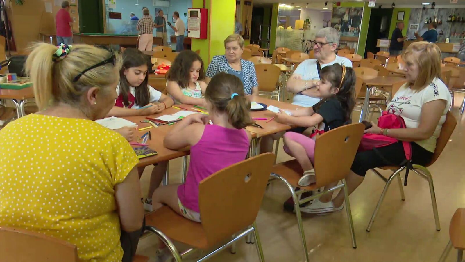 Así son los campamentos intergeneracionales de verano para abuelos canguro y sus nietos 
