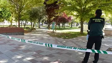 Un Guardia Civil en la zona acordonada Un Guardia Civil en la zona acordonada