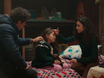 Esta noche en 'Hermanos': Asiye y Ömer, muy preocupados por Emel: ¡La pequeña está enferma! 