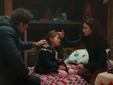 Esta noche en 'Hermanos': Asiye y Ömer, muy preocupados por Emel: ¡La pequeña está enferma! Esta noche en 'Hermanos': Asiye y Ömer, muy preocupados por Emel: ¡La pequeña está enferma!