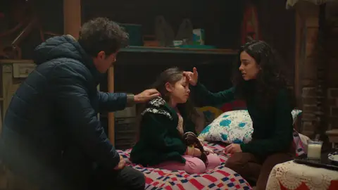 Esta noche en 'Hermanos': Asiye y Ömer, muy preocupados por Emel: ¡La pequeña está enferma! Esta noche en 'Hermanos': Asiye y Ömer, muy preocupados por Emel: ¡La pequeña está enferma!