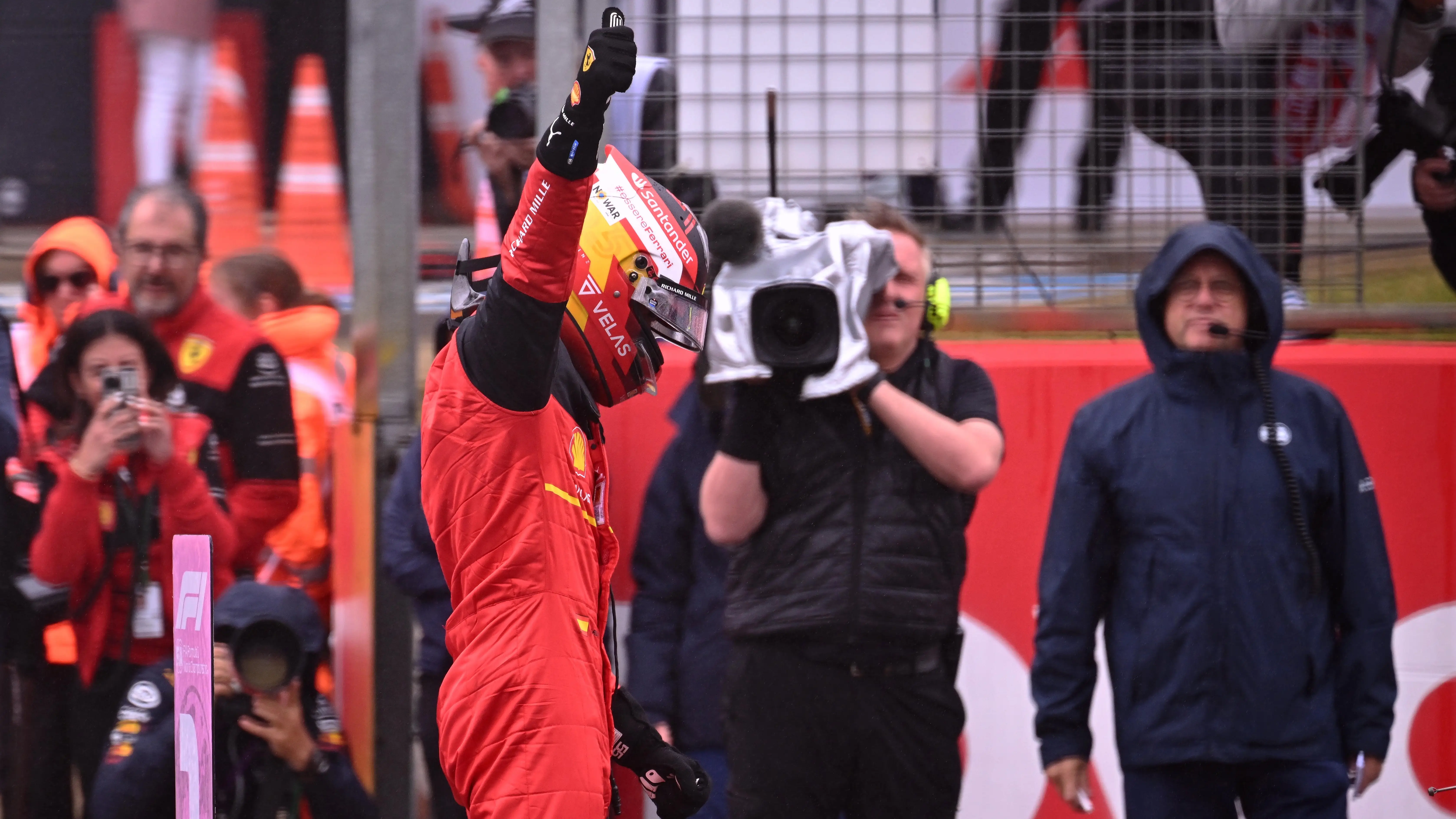Carlos Sainz vuela en Silverstone y consigue la primera pole de su carrera en la F&oacute;rmula 1