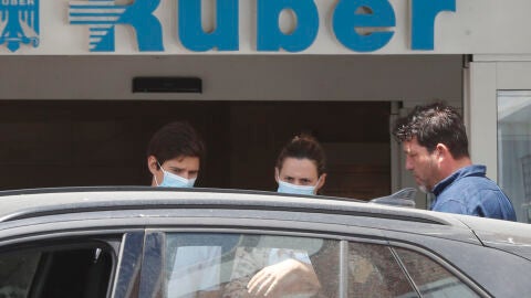 Claudia Osborne y José Entrecanales con la pequeña Micaela