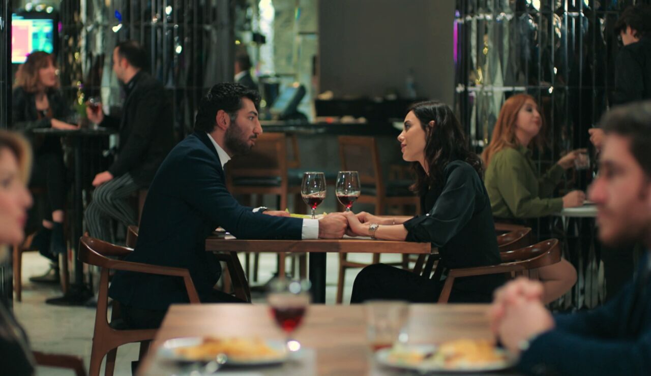 La romántica cena de Aras y Asya: “No dejas de enamorarme” 