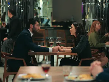 La romántica cena de Aras y Asya: “No dejas de enamorarme” La romántica cena de Aras y Asya: “No dejas de enamorarme”