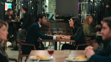 La romántica cena de Aras y Asya: “No dejas de enamorarme” 