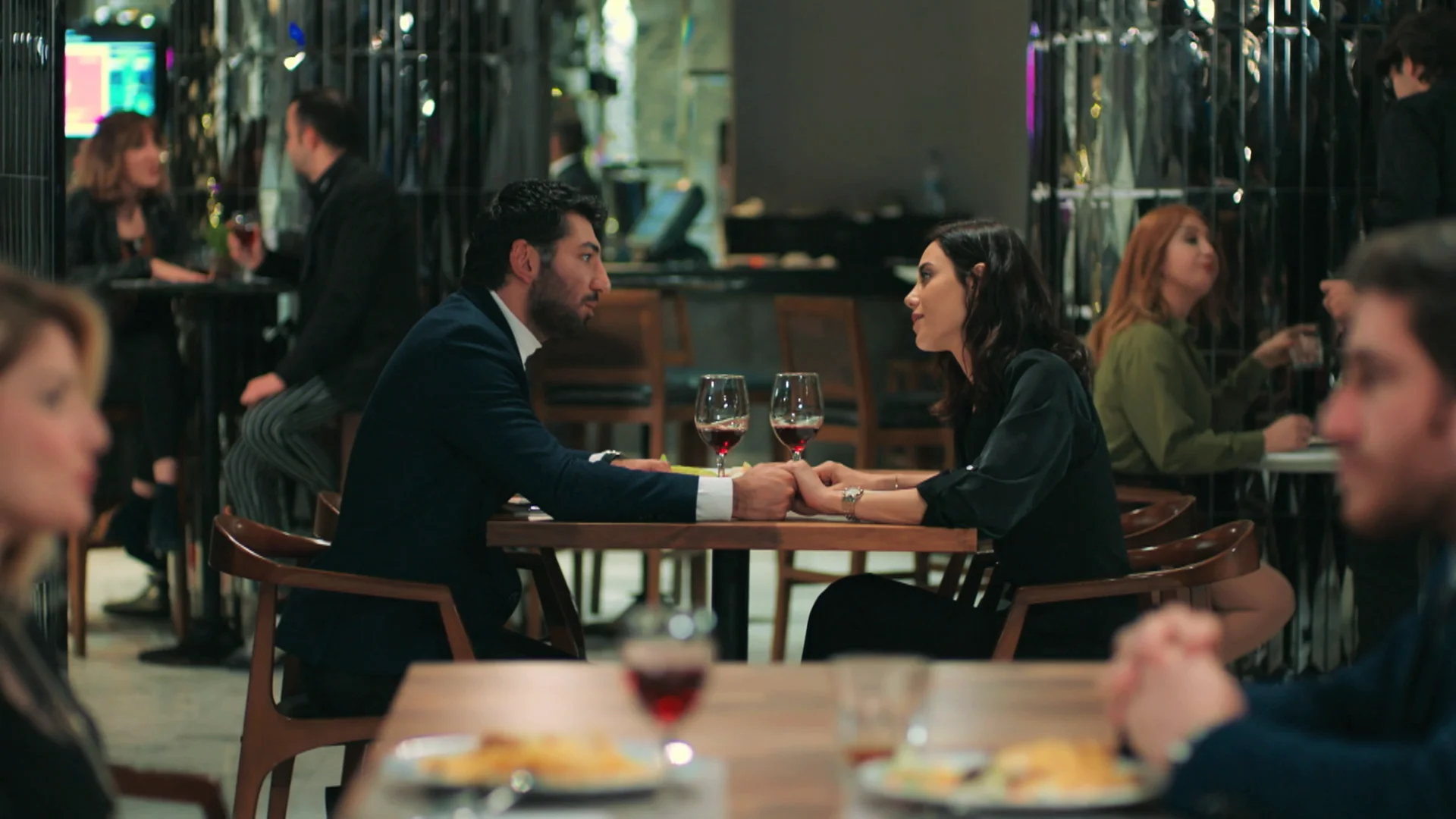 La romántica cena de Aras y Asya: “No dejas de enamorarme” La romántica cena de Aras y Asya: “No dejas de enamorarme”