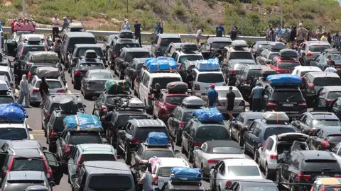 Coches a la espera para entrar a Marruecos Coches a la espera para entrar a Marruecos